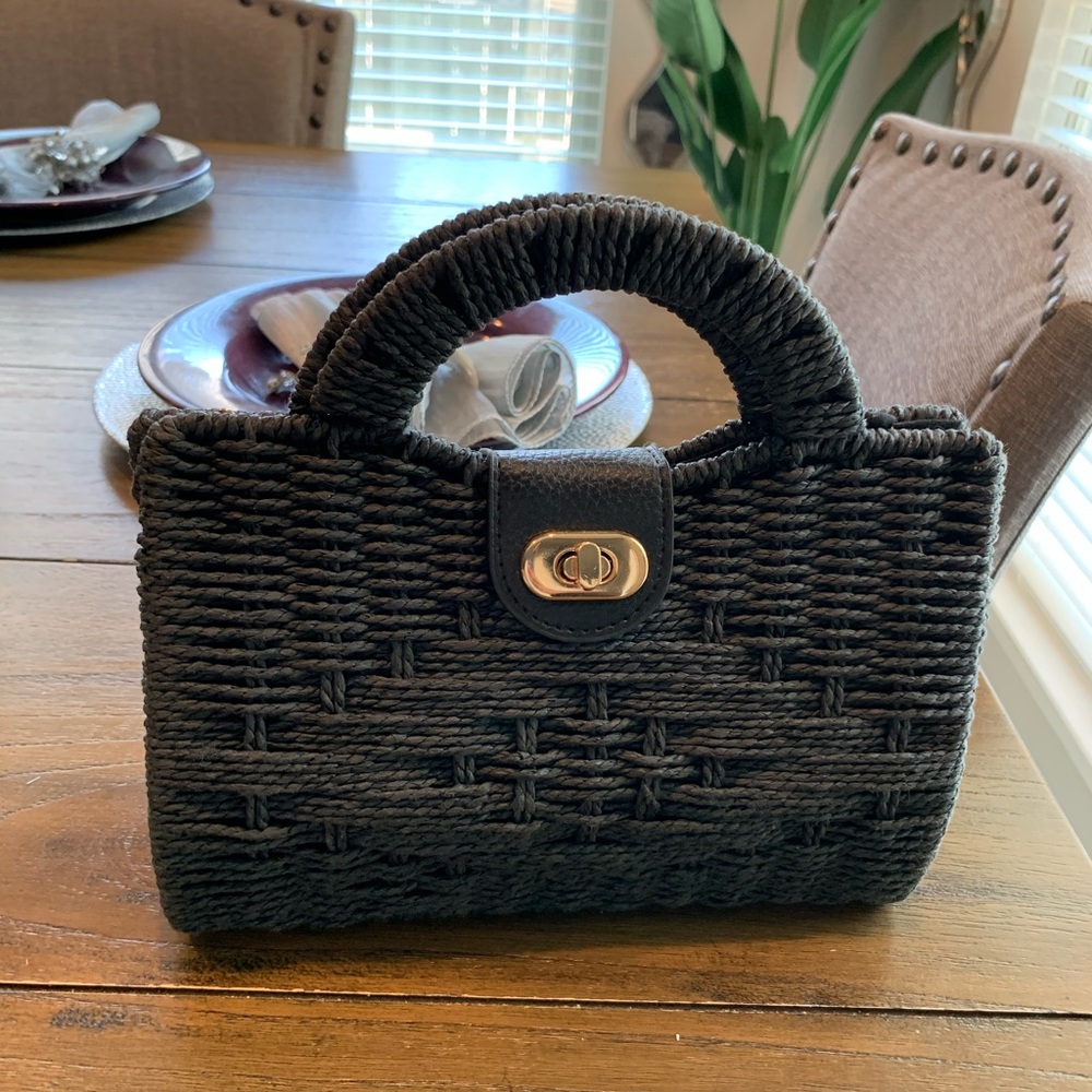 Forever 21 black clutch with gold chain.. in great condition!